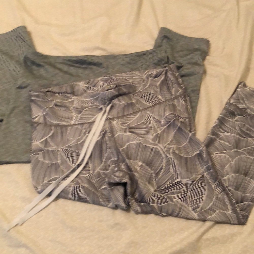 Bundle of Cropped yoga pants size medium in fun patterns. EUC